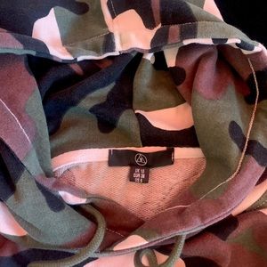 Camo Cropped Hoodie